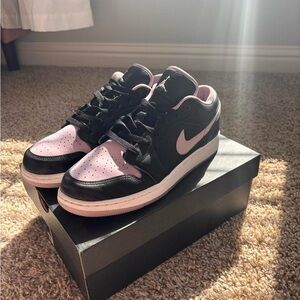 AIR JORDAN 1 LOW SE (gs) IN LILAC